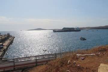 La pequeña embarcación que chocó contra la escollera del muelle de Salinetas se hundió por completo/TA.